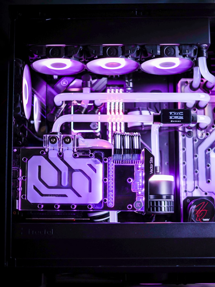 Excellent tubing runs and custom cables add to the details that make Evolution an amazing rig.