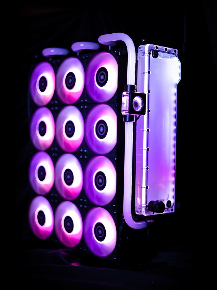 "Titan Rad" - Evolution's external radiator with its own reservoir and flow indicator.