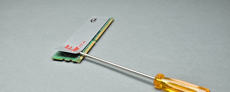 Lifting heat spreader off of a RAM module with a screwdriver